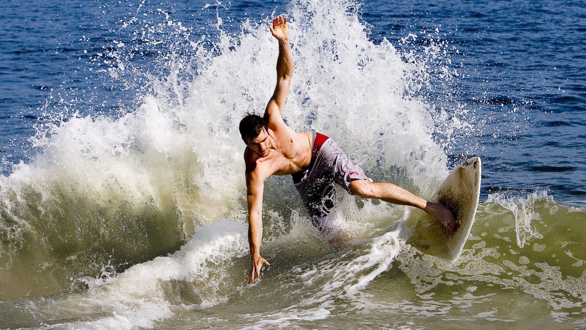 山地极速滑板赛,将速度带入自然美景,滑板山顶速降